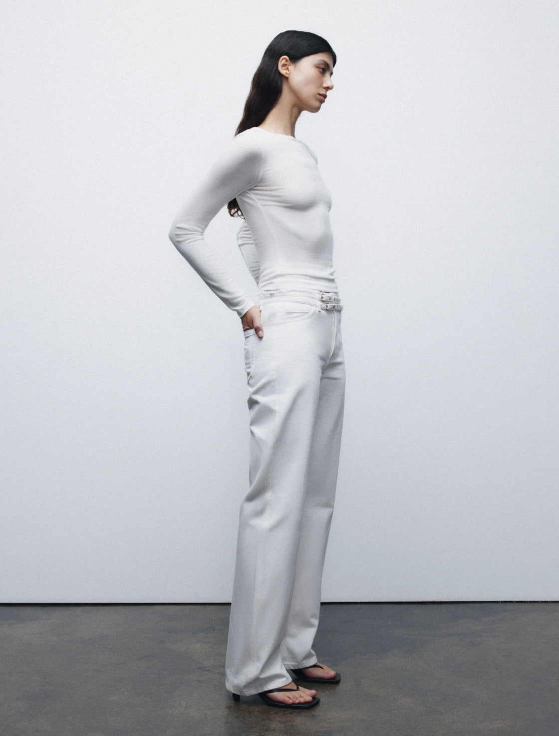CURVED HIGH-WAISTED JEANS