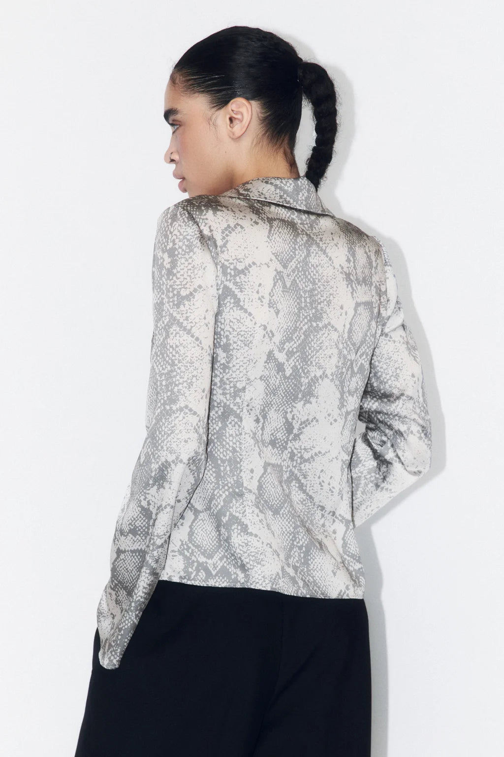 BLUSA SATINADA ESTAMPADO ANIMAL